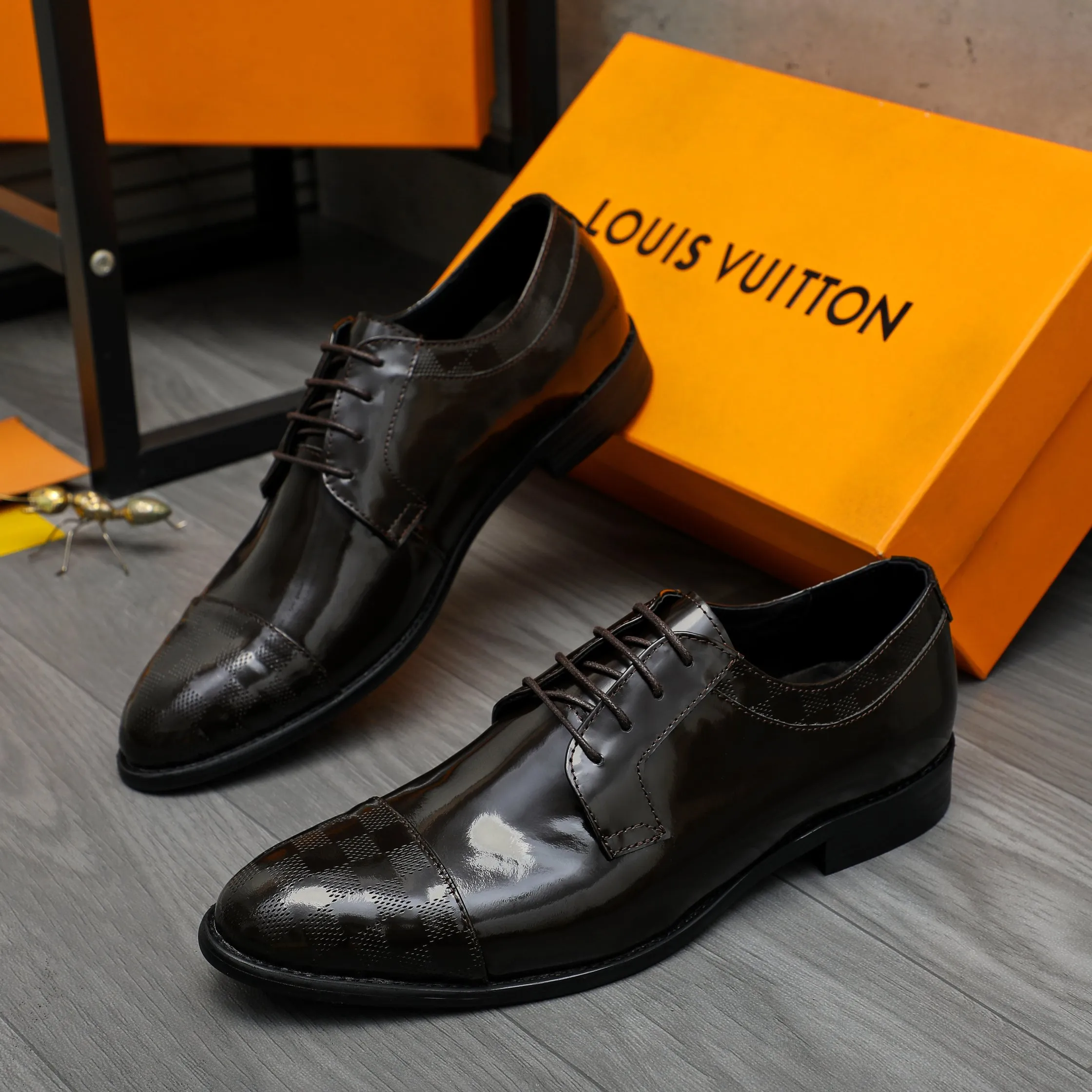 Men's shoes 💰p460 Product trademark: LV (Louis Vuitton) business lace-up leather shoes True size: 39-44 Product material: Selected lacquered cowhide stitching classic embossed upper, cowhide lining, original rubber outsole